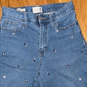 Universal Thread High Rise Blue Jeans with Embroidery. CUTE!!!   Size 4/27